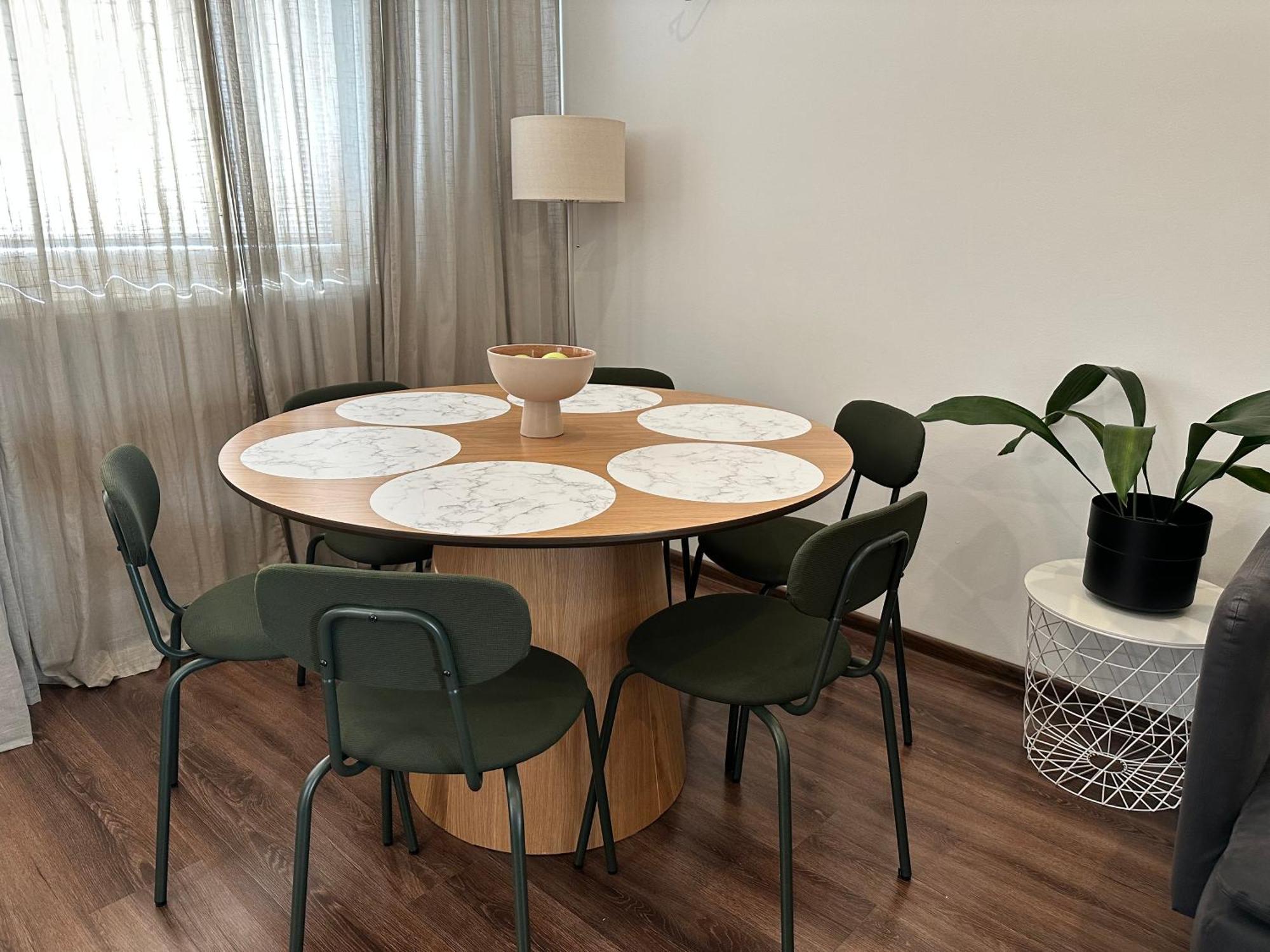 Spacious 3-bedroom Modern - Newly Furnished Apartmán *